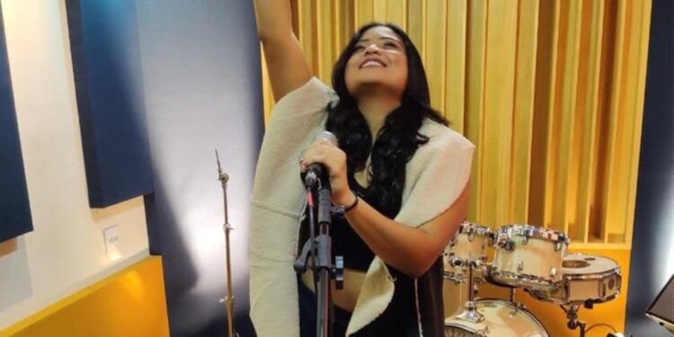 Conheça Letícia Velloso: cantora que gravou música inédita de Marília Mendonça