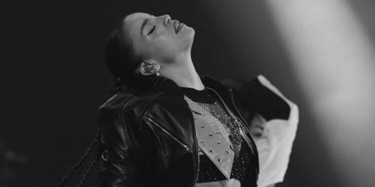 Conheça Emilia, estrela do pop urbano que está conquistando o mundo com suas músicas