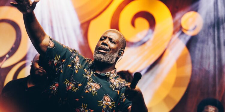 Rede Quintal do Espeto Interlagos é inaugurada com show de Péricles