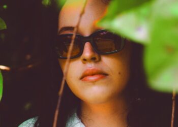 Em um trabalho cercado de sinceridade, Fernanda Hofmann lança seu primeiro EP “Baixas Expectativas”