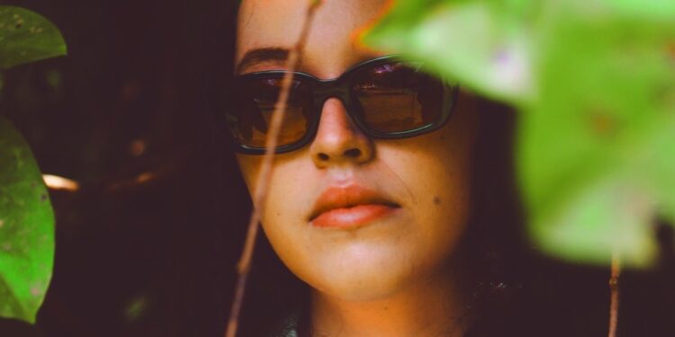 Em um trabalho cercado de sinceridade, Fernanda Hofmann lança seu primeiro EP “Baixas Expectativas”