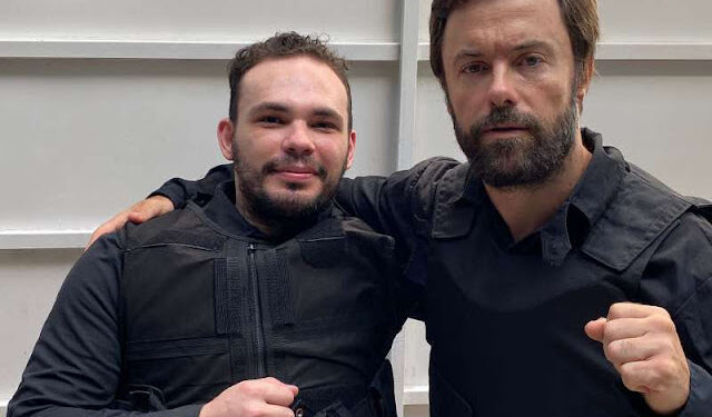 Jason Packer contracena com os atores Kayky Brito e Serginho Hondjakoff, em seu novo trabalho no cinema