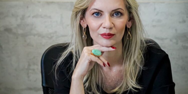 Especialista Camila Silveira dá 7 dicas para viralizar no TikTok e de como usar a redes sociais como ferramenta de marketing