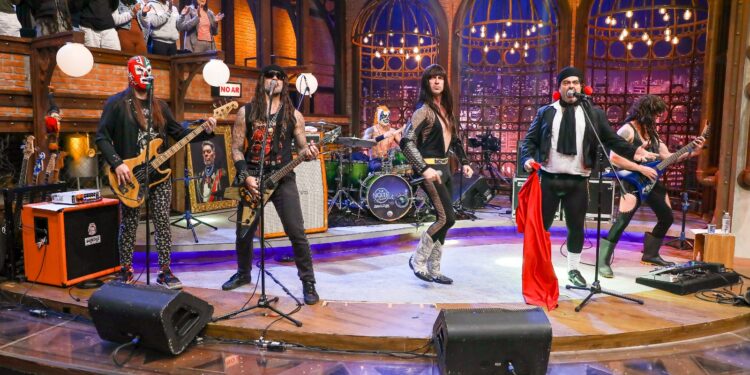 The Noite com Danilo Gentili teve a honra de receber o Massacration em seus estúdios