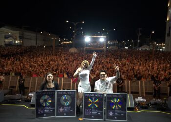 Manu Bahtidão conquista Disco de Diamante Triplo com “Daqui Pra Sempre”