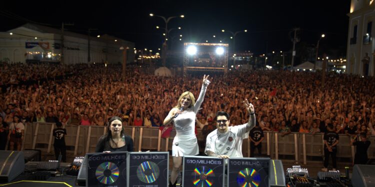 Manu Bahtidão conquista Disco de Diamante Triplo com “Daqui Pra Sempre”