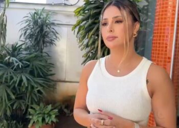 Foragido depois de ser acusado pela morte de ex-sogro, Vinicius Santos se entrega na Delegacia de Homicídios de Mauá acompanhado da advogada Suéllen Paulino.