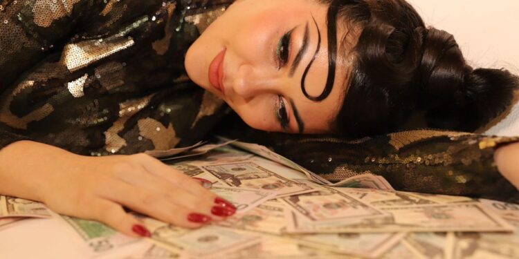 Dillyene lança single sobre cantadas que recebe no Instagram: “Direct”