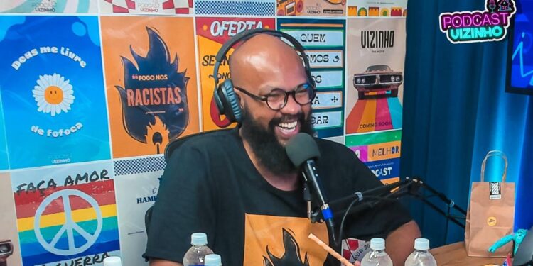 Podcast Vizinho vence o Prêmio Jovem Brasileiro 2024 na categoria de “Melhor Podcast” e surpreende o cenário nacional