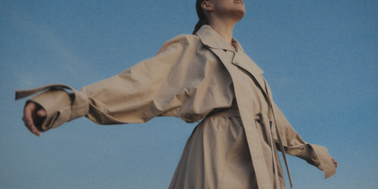 Marina Gold reflete sobre tempo e superação no novo single autoral “Tempo Voa”