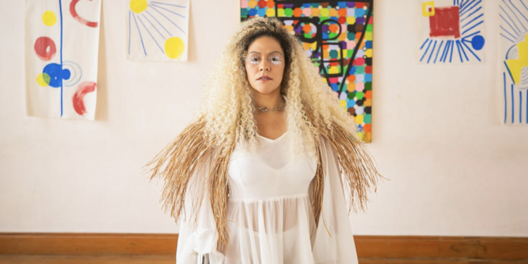 Em ritmo caribenho, cantora e compositora Ariel Moura lança single “Q”, que reflete a força da mulher 