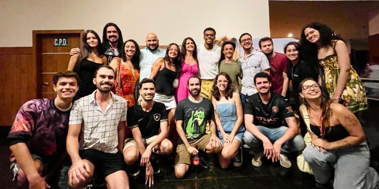 Fãs de Hipólyto participaram de sessão especial de cinema ao lado do ídolo, em Volta Redonda