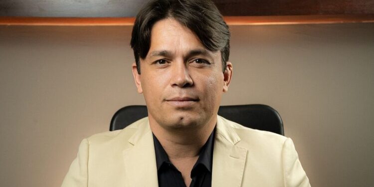 Conheça Linderberg Cruz: O Empresário que Está Transformando a Vida de Famílias com Energia Solar