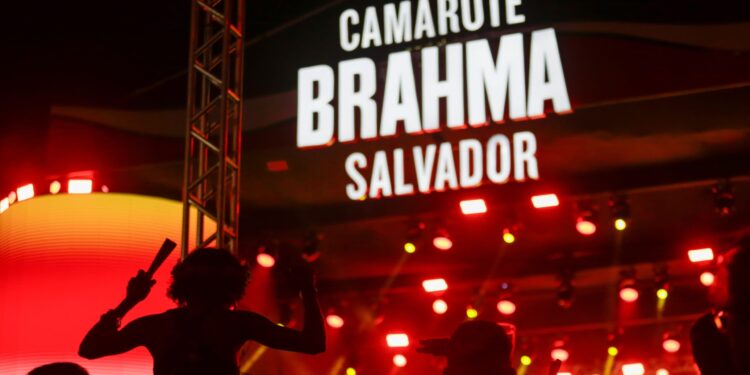 Claudia Leitte Encanta O Público No Sábado De Carnaval Do Camarote Brahma