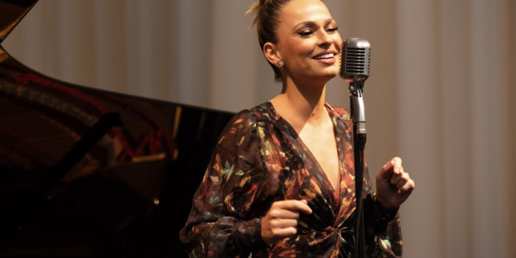 Camilla Marotti apresenta o espetáculo “Around The World”, no Rio de Janeiro