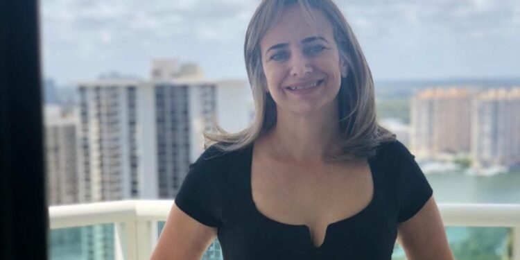 Cristina Aledo Ruotolo: Transformando sorrisos com inovação na prótese dentária