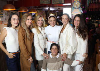 Fefê Pinheiro, filho de Helô Pinheiro, celebra aniversário em clima carioca no coração de São Paulo