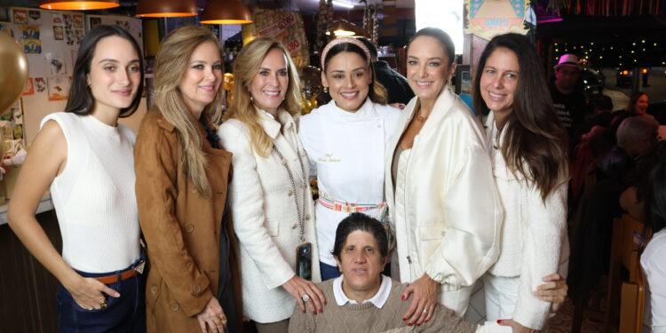 Fefê Pinheiro, filho de Helô Pinheiro, celebra aniversário em clima carioca no coração de São Paulo