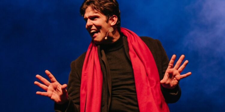 Rafael Infante traz o stand-up “Terapia Infernal” para o Teatro Gacemss, em Volta Redonda