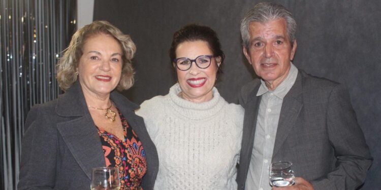 Lançamento do livro “A Vida em Poesia” emociona público em Volta Redonda