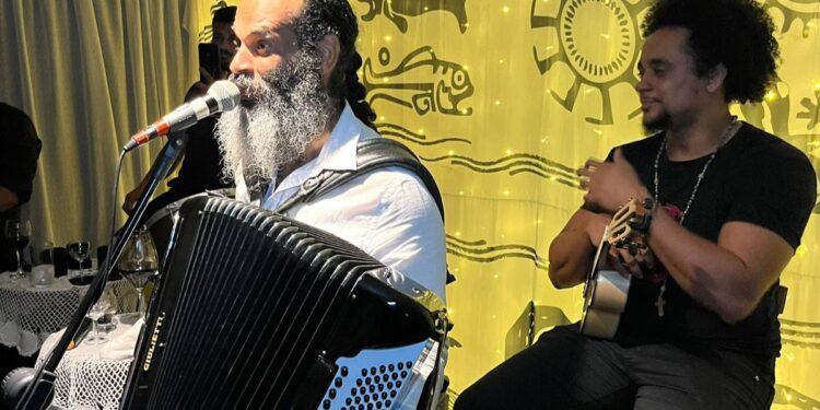 Forró de Candeeiro: Cezzinha realiza apresentação dupla neste final de semana