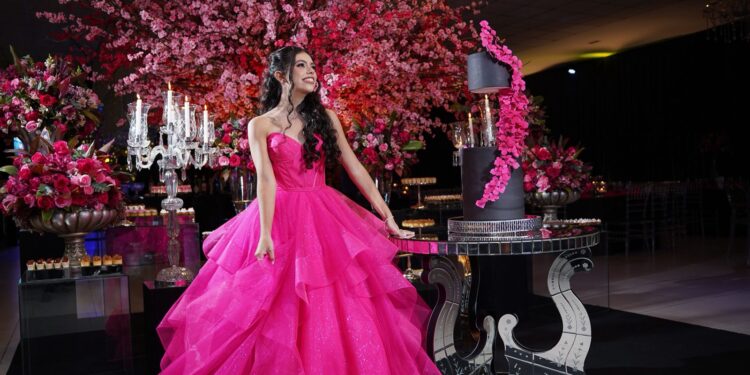 Ana Clara Comemora Seus 15 Anos em uma Noite Inesquecível no Ricardo Buffet