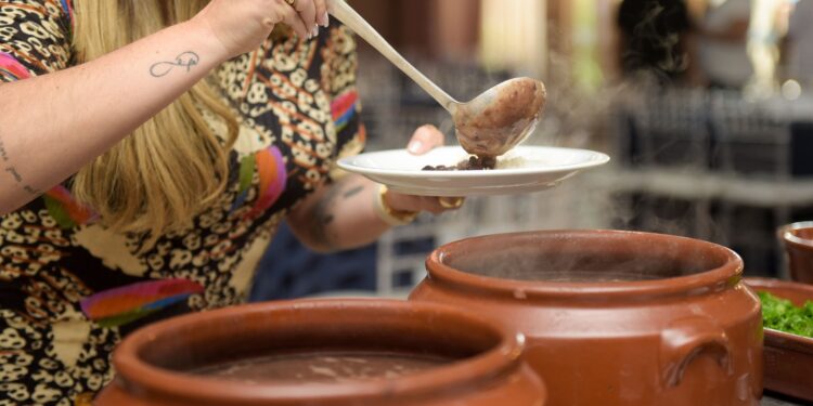 APAE Volta Redonda realiza feijoada beneficente neste domingo com música, diversão e solidariedade
