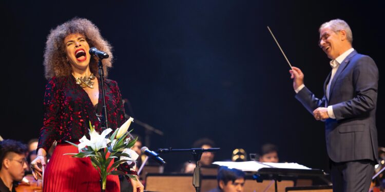 Teatro Bradeso Apresenta: Vanessa da Mata se une à Orquestra Sinfônica Heliópolis em apresentação inédita disponível no YouTube