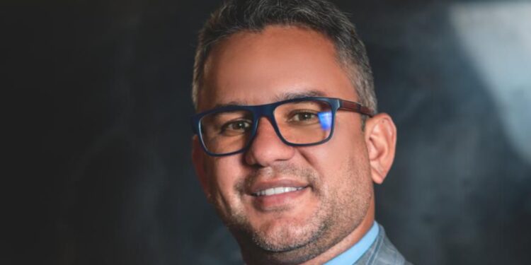 Conheça o especialista que ajuda influenciadores a crescer com segurança no mundo digital