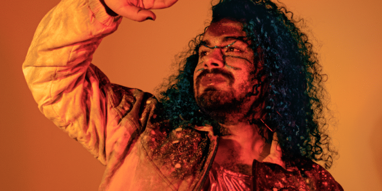 Cantora e produtora, Alexys Agosto fala sobre seu mergulho na criação musical: “A música me dá muita vitalidade”