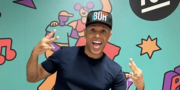 Vídeo de dançarino fantasiado de morango do amor ao som do funk “O Tamborzão Tá Rolando” viraliza nas redes sociais