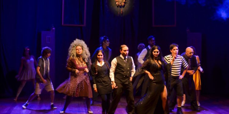 Espetáculo “Família Addams – Quase um Musical” marca a volta ao palco do Teatro Gacemss
