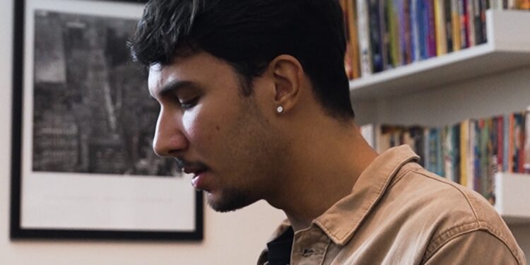 Relvas apresenta o intimista clipe de “Tua Voz”, single lançado em homenagem aos avós