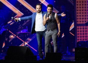 Zezé Di Camargo e Luciano são prestigiados por atores de “Eita Mundo Melhor”, em show no Rio