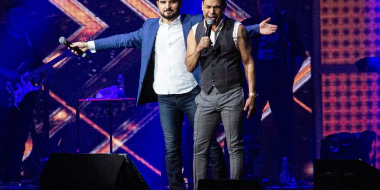 Zezé Di Camargo e Luciano são prestigiados por atores de “Eita Mundo Melhor”, em show no Rio