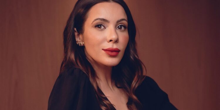 Fabiane Pens inicia nova fase da carreira e reforça autoridade em imagem estratégica