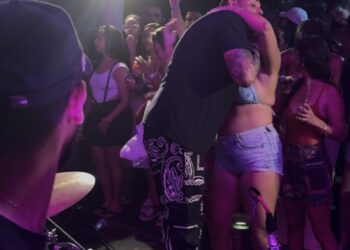 Fã agarra cantor Cacau Júnior no palco e cantor quase perde o ar