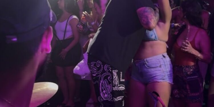 Fã agarra cantor Cacau Júnior no palco e cantor quase perde o ar