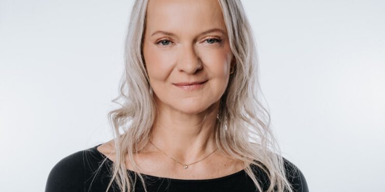 Miriam Stephan lança novo single “Set Me Free” em colaboração com André Menegazzo