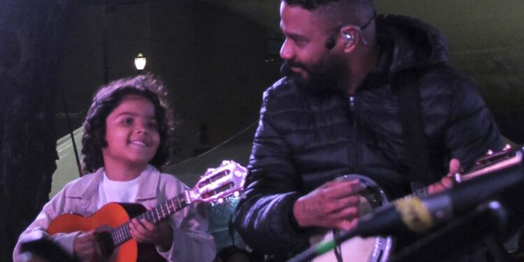 Samba, emoção e legado: multidão lota Praça do Patriarca em show histórico de Arlindinho