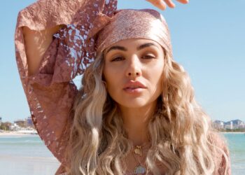 Kia Sajo fala sobre paixão e entrega com muita tropicalidade em seu novo single  “Sal na Pele”