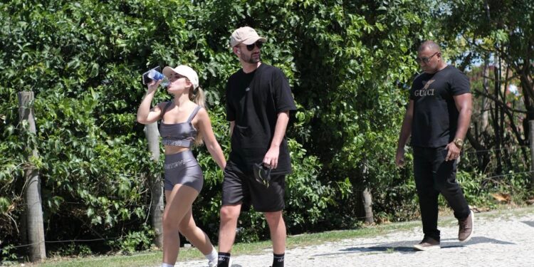 Após gravação na Globo, Murillo Conventi aproveita dia de praia com sua mulher Luiza Malavazzi no RJ