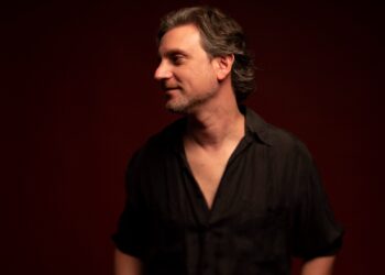 “Espera”: Téo Ruiz lança seu primeiro álbum solo em show intimista no Blue Note SP e com convidados especiais