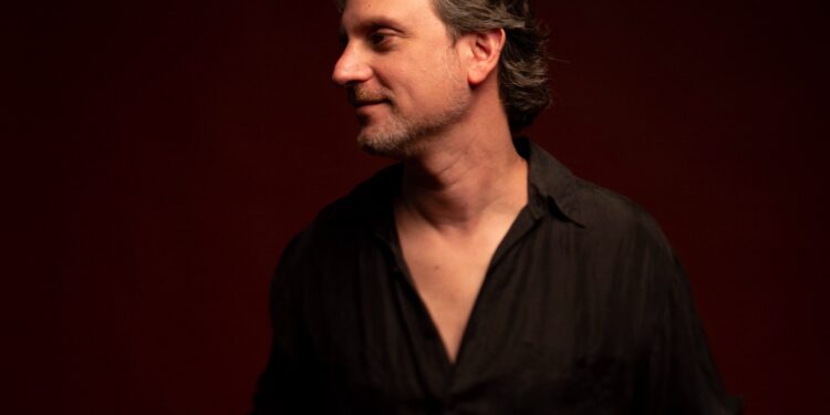 “Espera”: Téo Ruiz lança seu primeiro álbum solo em show intimista no Blue Note SP e com convidados especiais