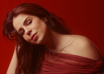 Mariana Volker inaugura nova fase com o single “É Segredo”