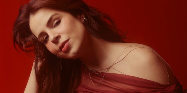 Mariana Volker inaugura nova fase com o single “É Segredo”