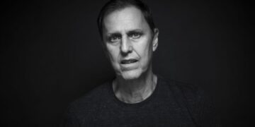 Azuis: Em tempos de fórmulas fáceis,  Kha Machado aposta na emoção verdadeira com disco que respira urgência, sensibilidade e beleza.