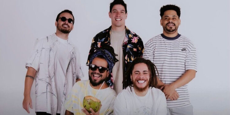 Onze:20 celebra 15 anos de história com o álbum “Luau do Onze:20 Vol.1”, que já ultrapassa meio milhão de plays