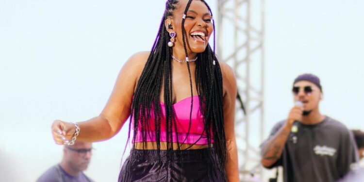 Andressa Hayalla celebra o pagode e a força feminina em “Andressa Hayalla in Floripa, Vol. 2”