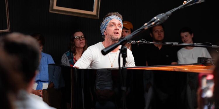 Do sonho à série: Beto Neves lança “Sem Filtro”, manifesto audiovisual pela autenticidade musical